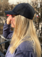Linen Baseball Cap Black – Side View | CacheMio®
