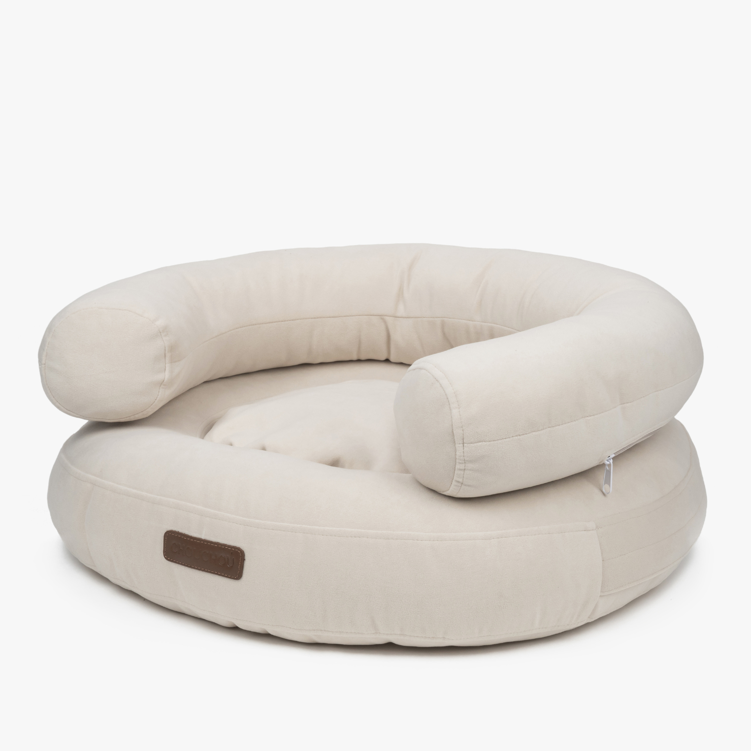 Architectural curves define the ecru pet lounge, highlighting the plush raised bolsters and durable furniture-grade textile of the CacheMio bed.