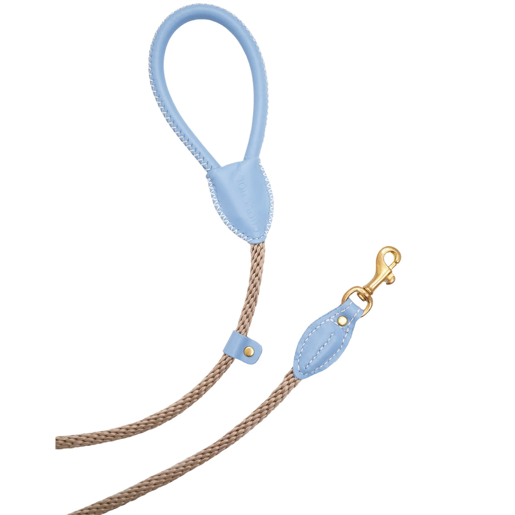 Pastel light blue leather dog leash handle and solid brass clasp by CacheMio & CHOUCHOÚ, connected by a durable beige rope.