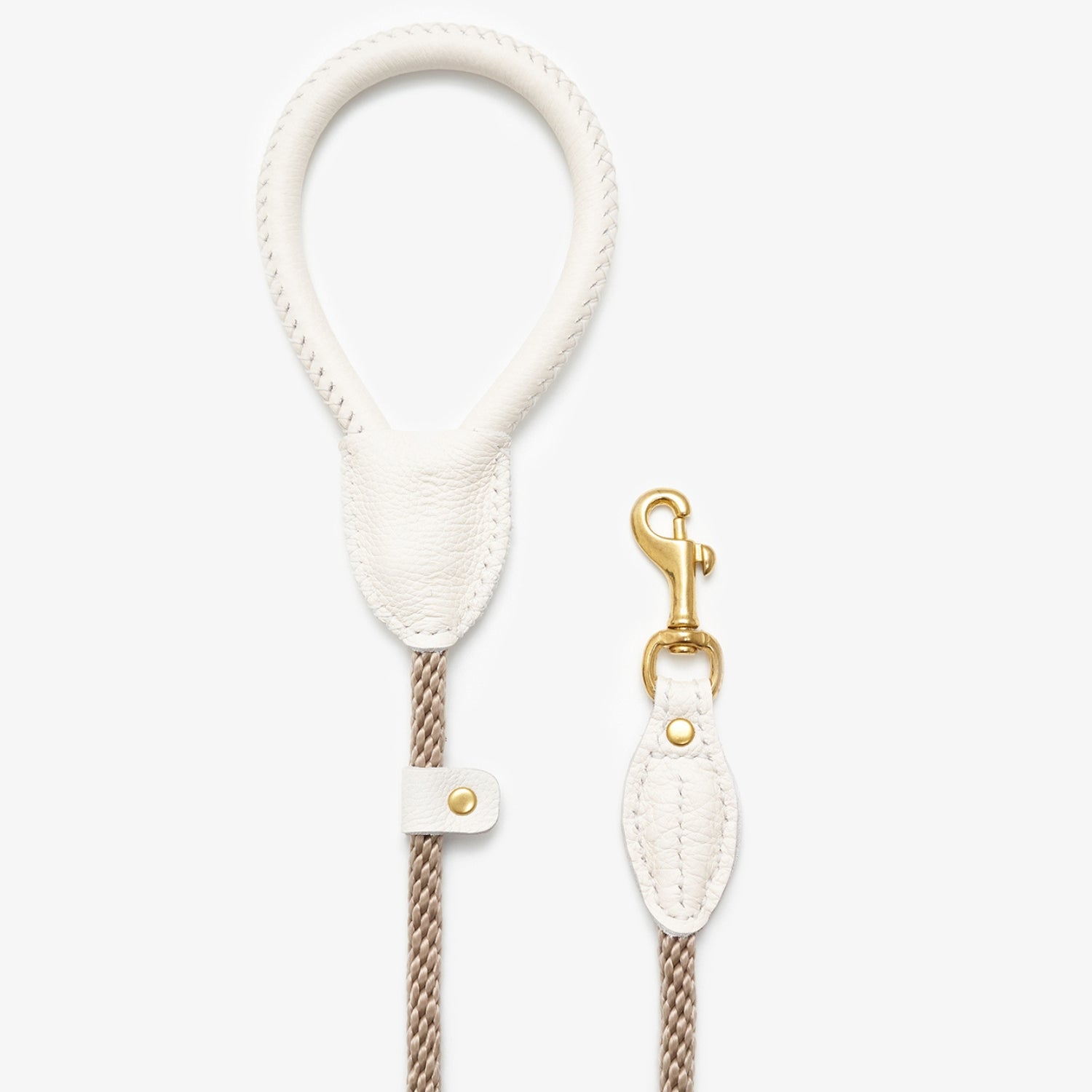 Clean aesthetic flatlay of the premium Milk White dog leash by CacheMio & CHOUCHOÚ, highlighting the minimalist design and rust-resistant brass hardware.