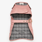 Peeking inside the luxurious garment exposes a classic plaid cotton lining. This breathable layer guarantees thermal regulation while complementing the soft exterior aesthetic of the CacheMio design.
