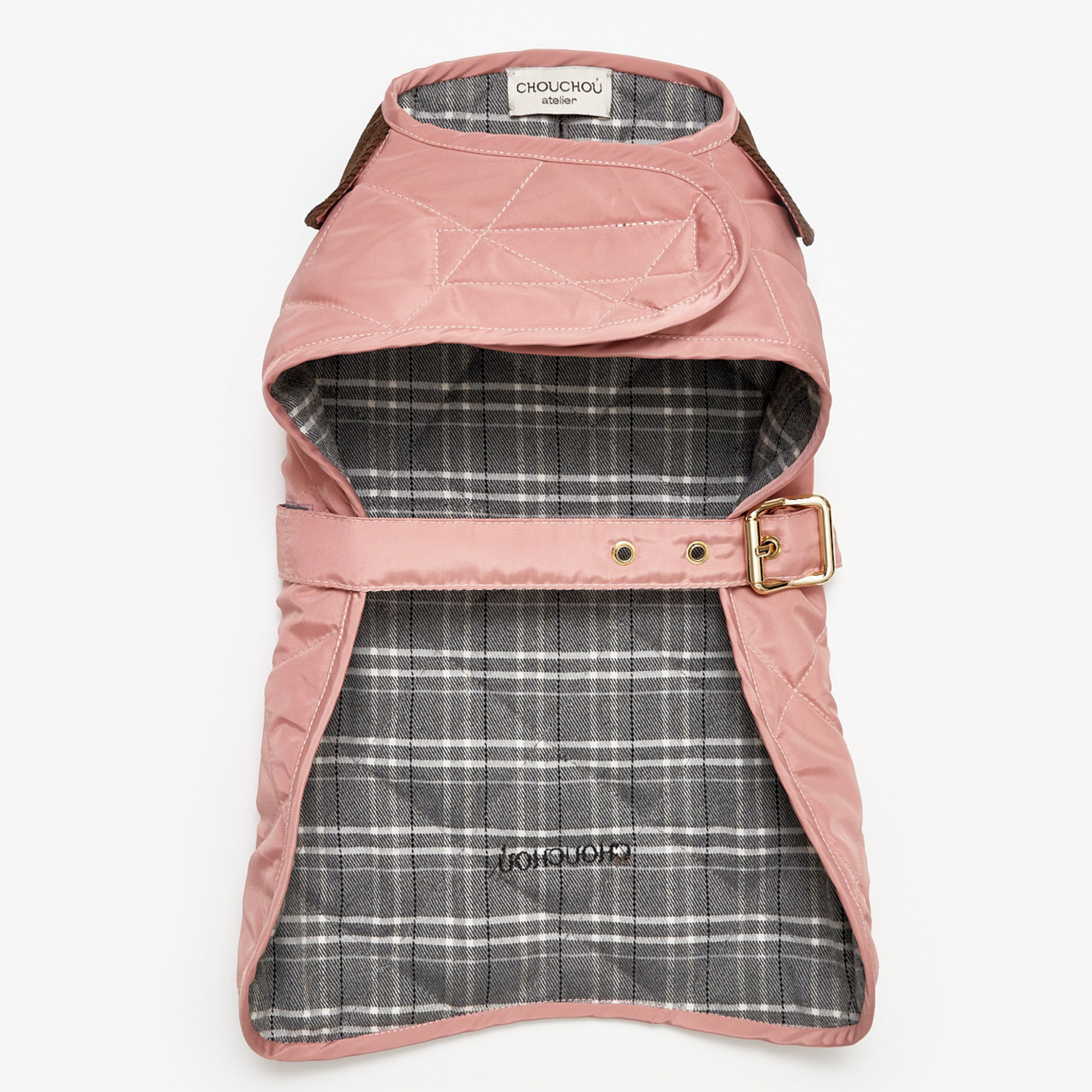 Peeking inside the luxurious garment exposes a classic plaid cotton lining. This breathable layer guarantees thermal regulation while complementing the soft exterior aesthetic of the CacheMio design.
