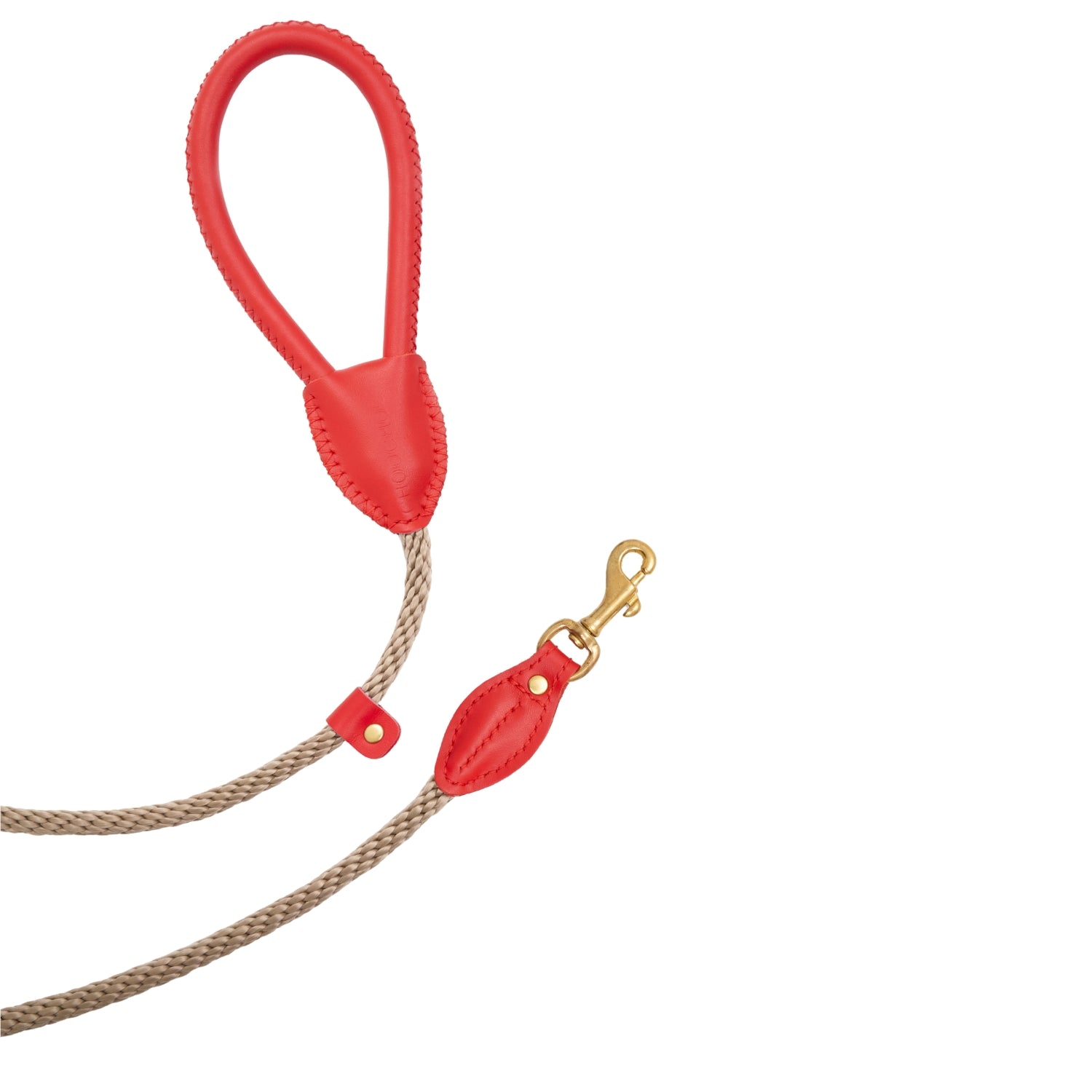 Close-up of the premium red leather details and rust-resistant brass hardware on the CacheMio & CHOUCHOÚ dog leash with a beige rope.