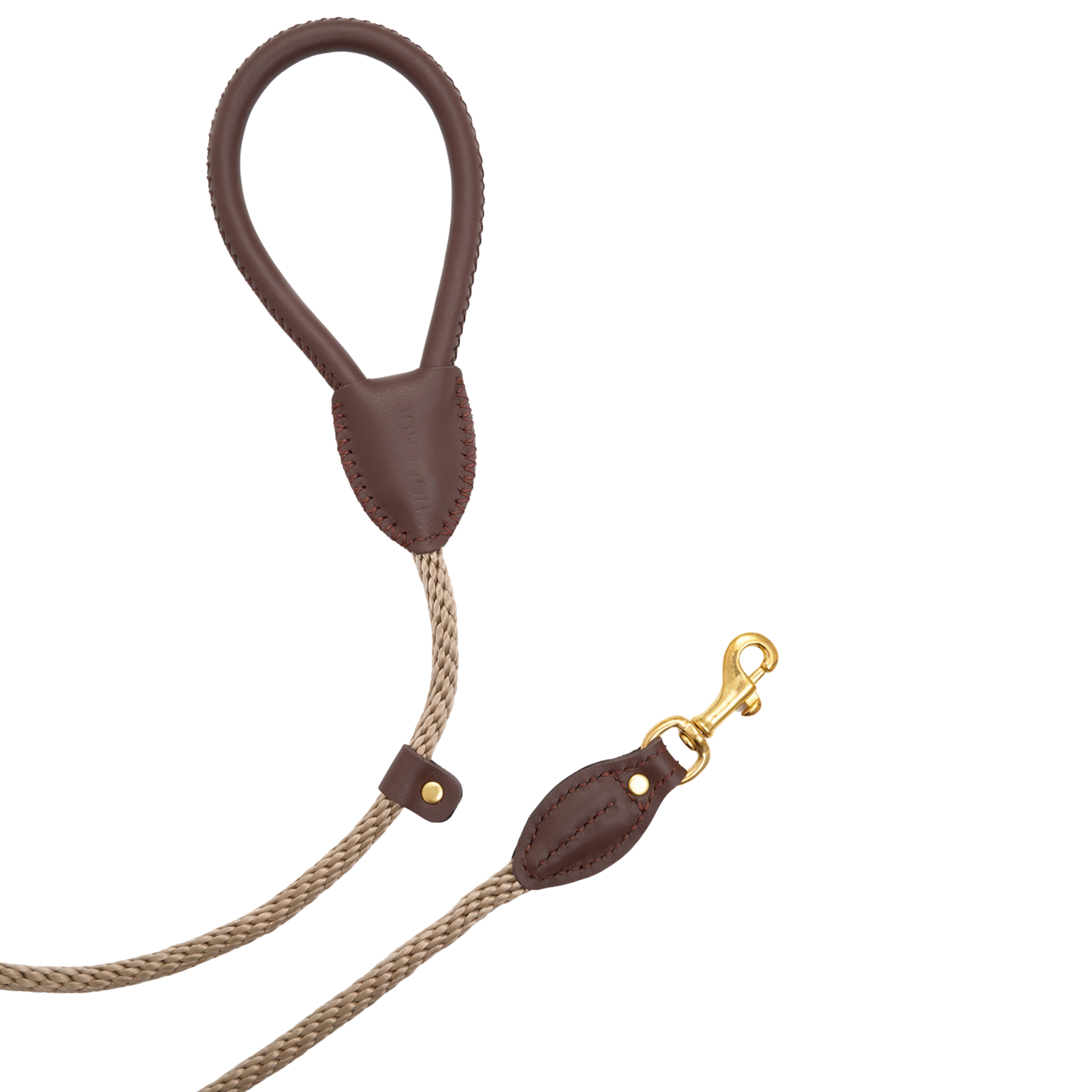 Close-up on the rust-resistant solid brass hardware and meticulous stitching on the CacheMio x CHOUCHOÚ chocolate brown urban dog accessory.