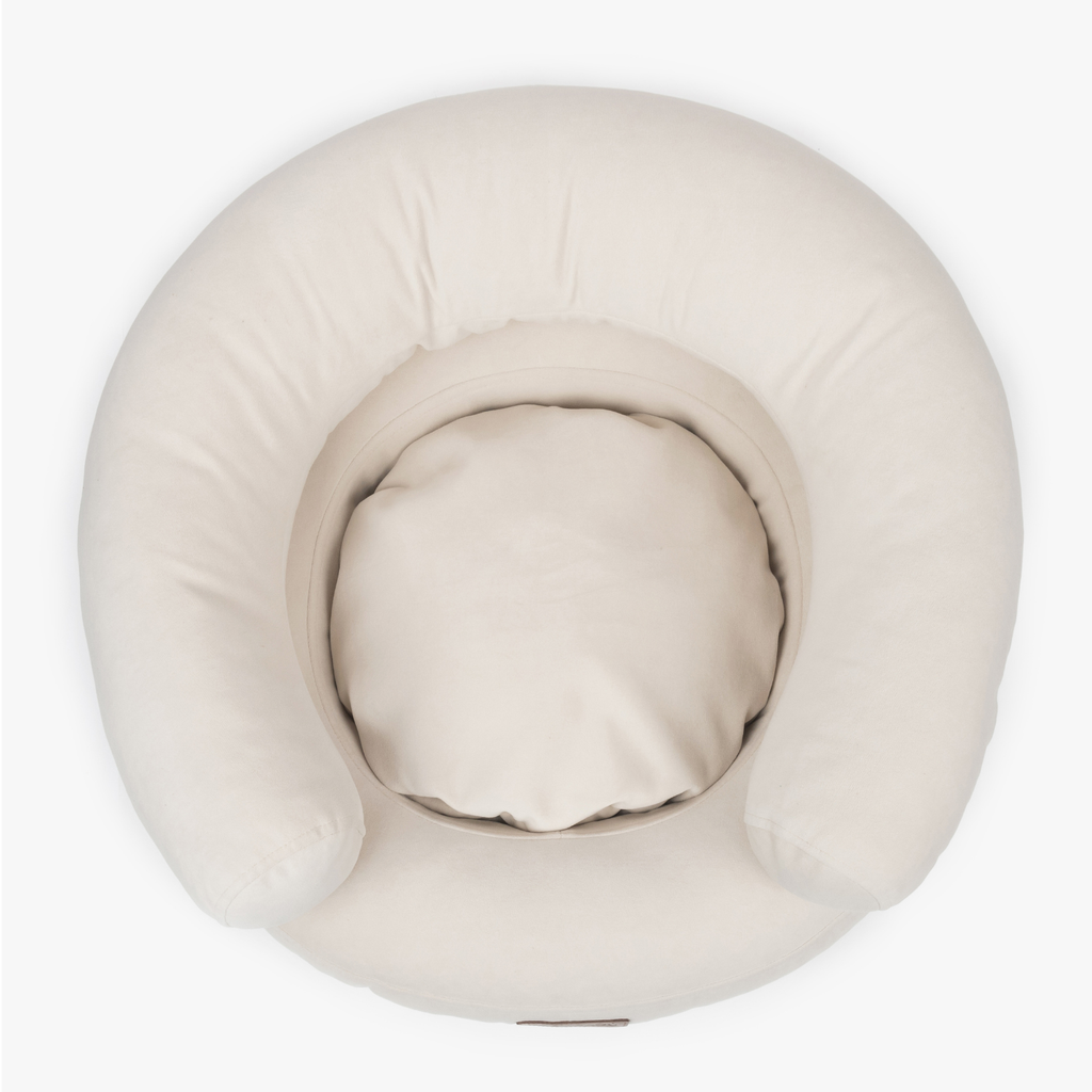 The expansive resting area of the neutral canine sofa exposes a deeply cushioned hypoallergenic core engineered for optimal spine alignment.