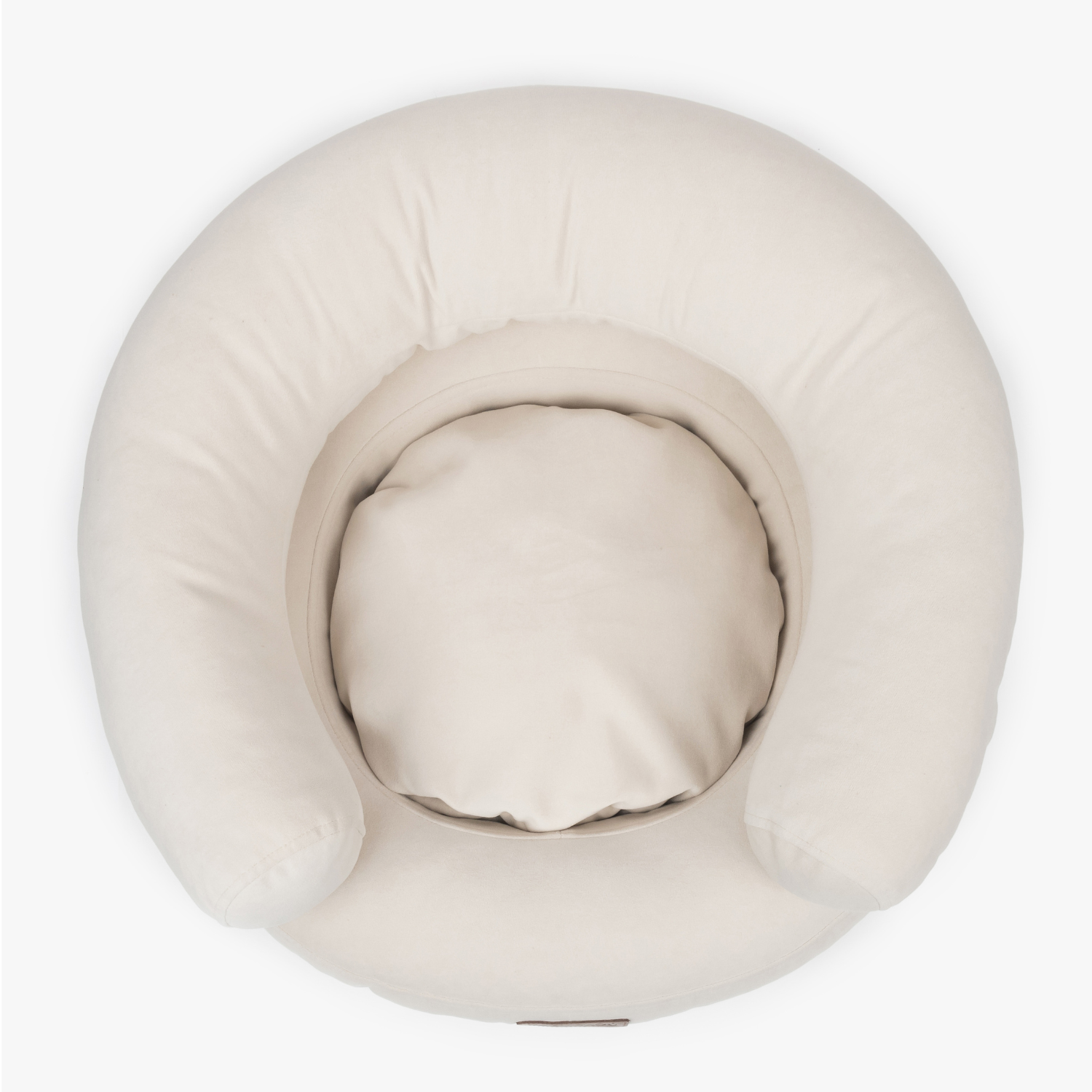 The expansive resting area of the neutral canine sofa exposes a deeply cushioned hypoallergenic core engineered for optimal spine alignment.