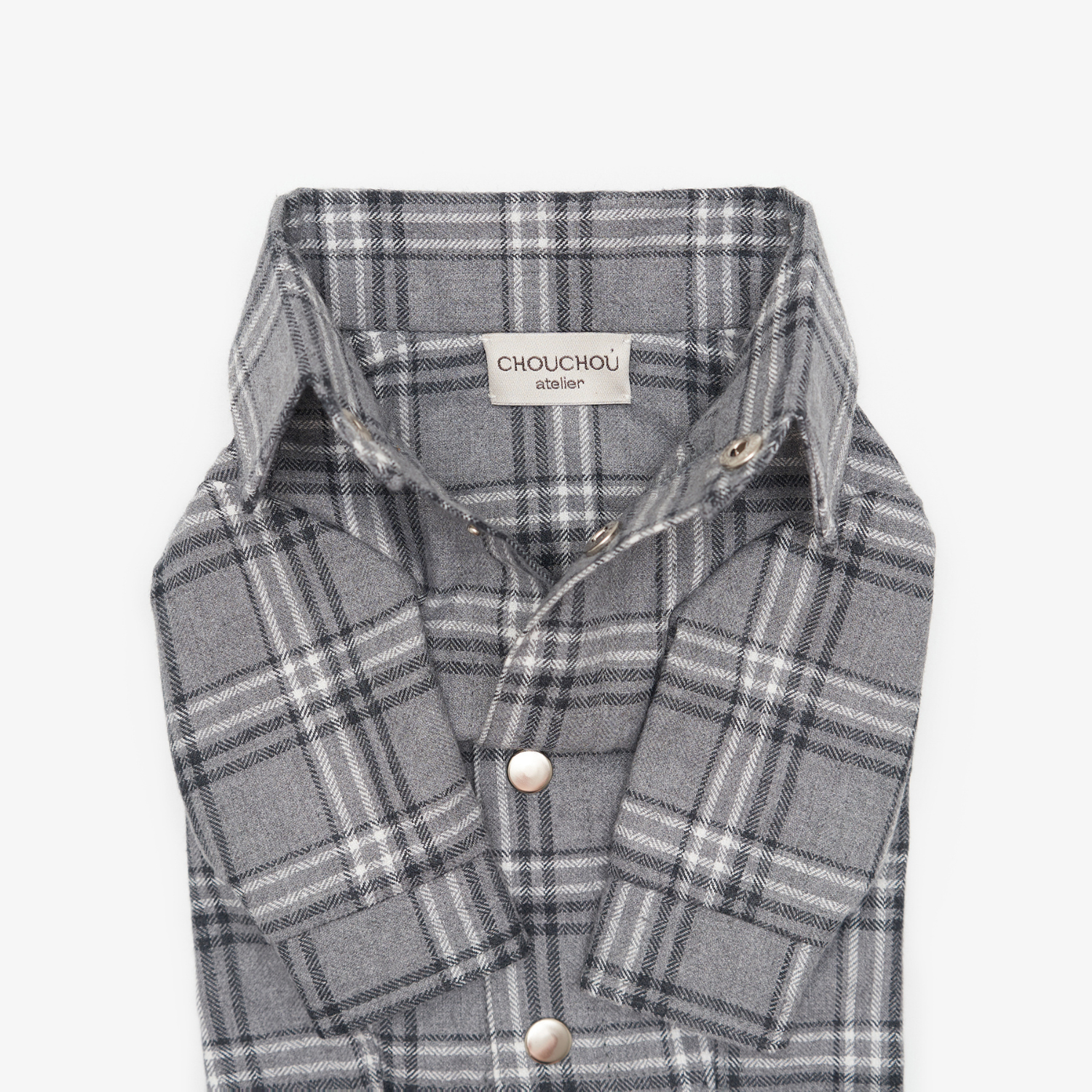 The structured collar opens to reveal the signature CHOUCHOÚ atelier label, emphasizing the sartorial excellence of this breathable cotton dog apparel.